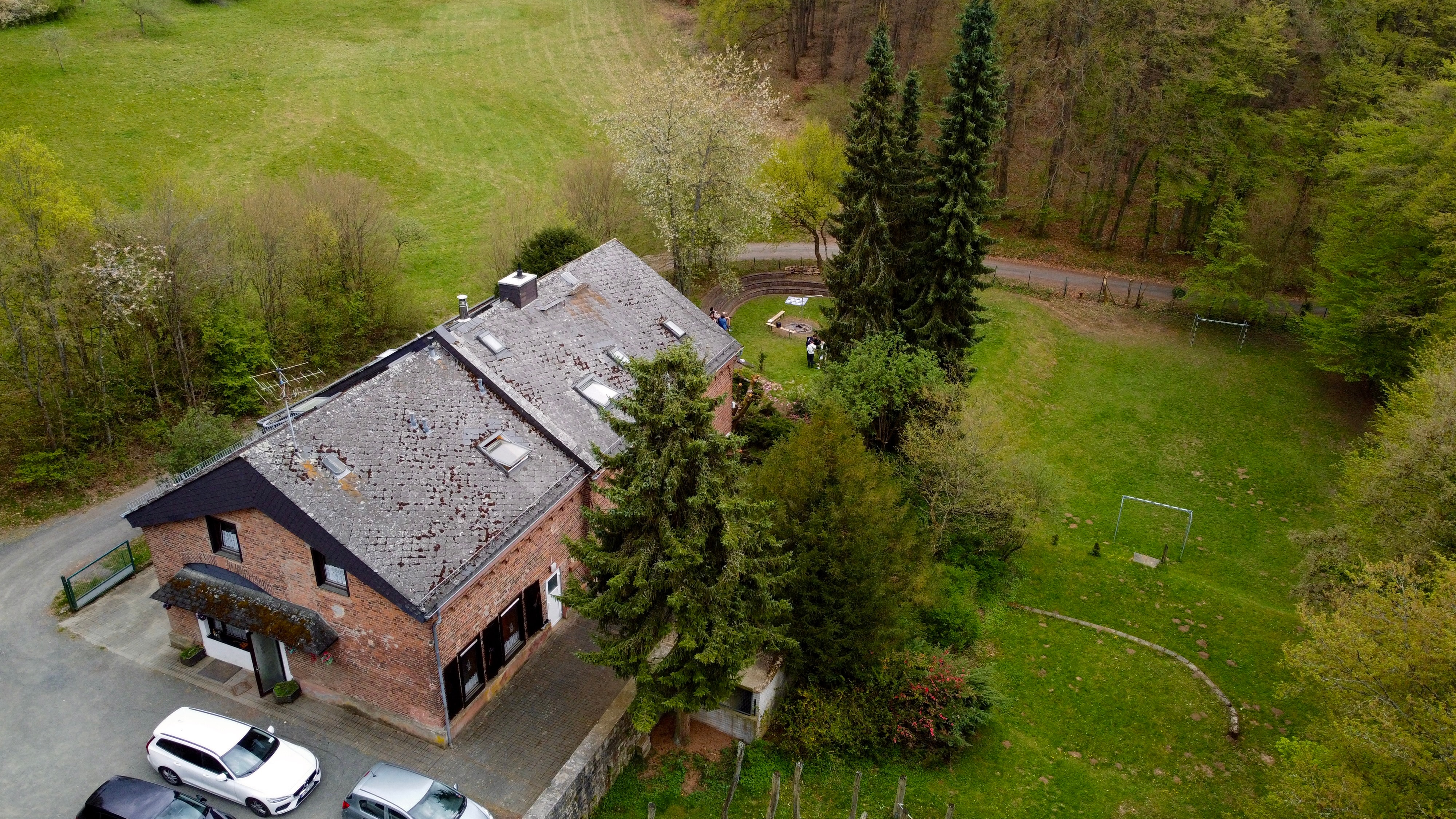 Eigener Fußballplatz auf einer Lichtung, umringt von Wald.