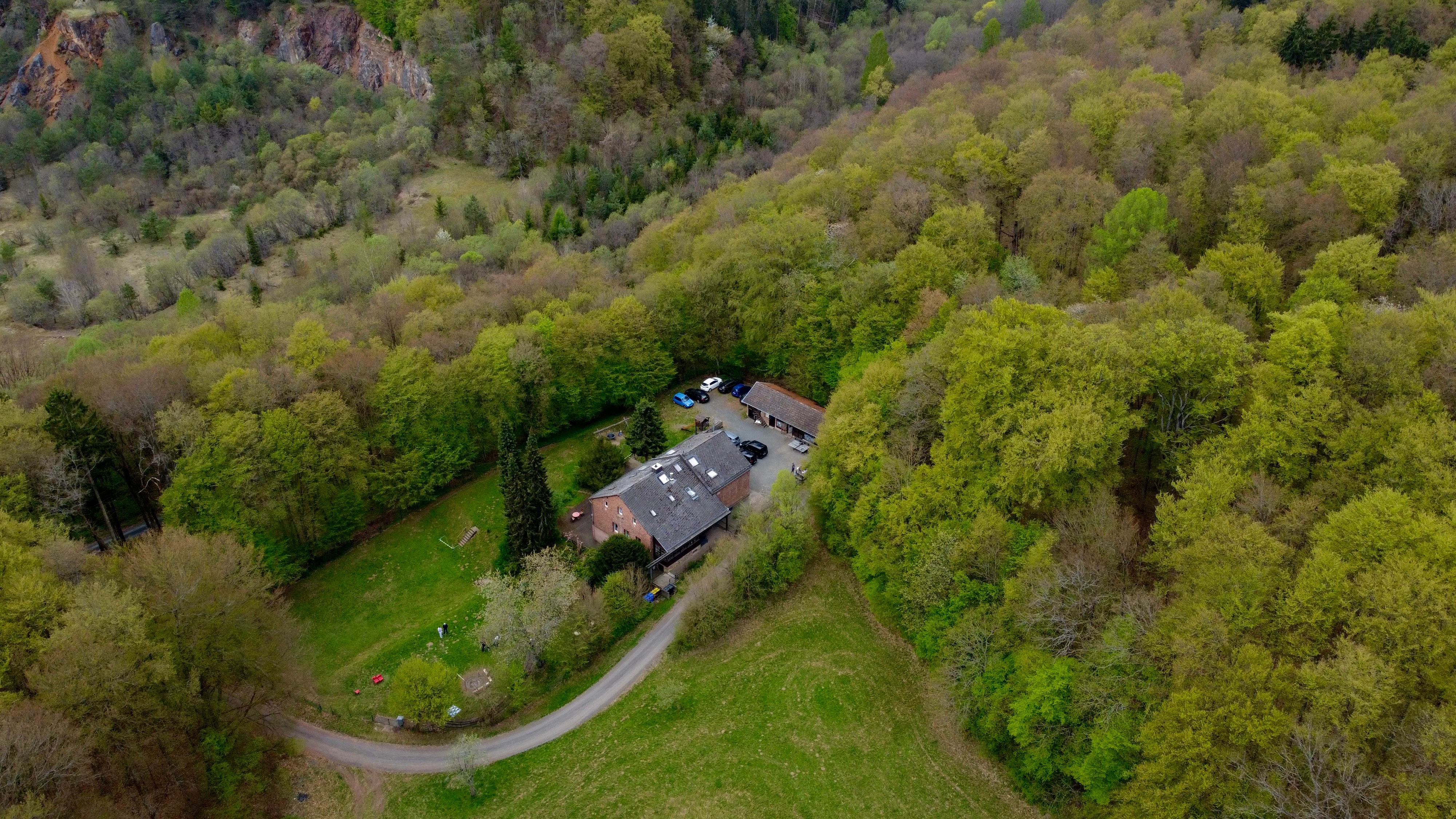 Naturbelassener Steinbruch im Wald in der Umgebung des Forsthauses.
