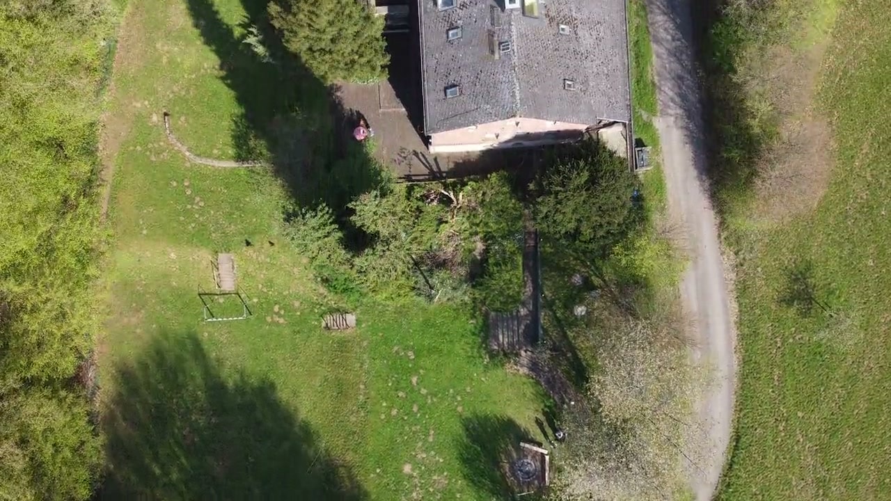 Drohnenvideo: Überflug über das Außengelände des Freizeitheims Forsthaus.