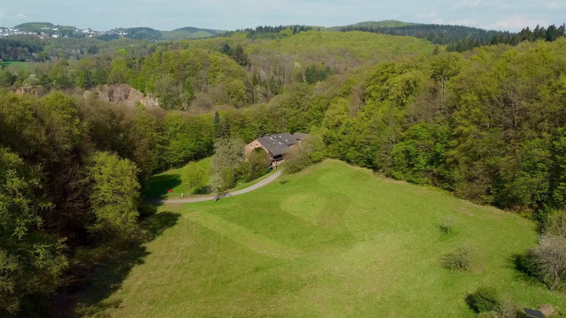 Drohnenvideo: Überflug des Freizeitheims Forsthaus am Dünsberg.