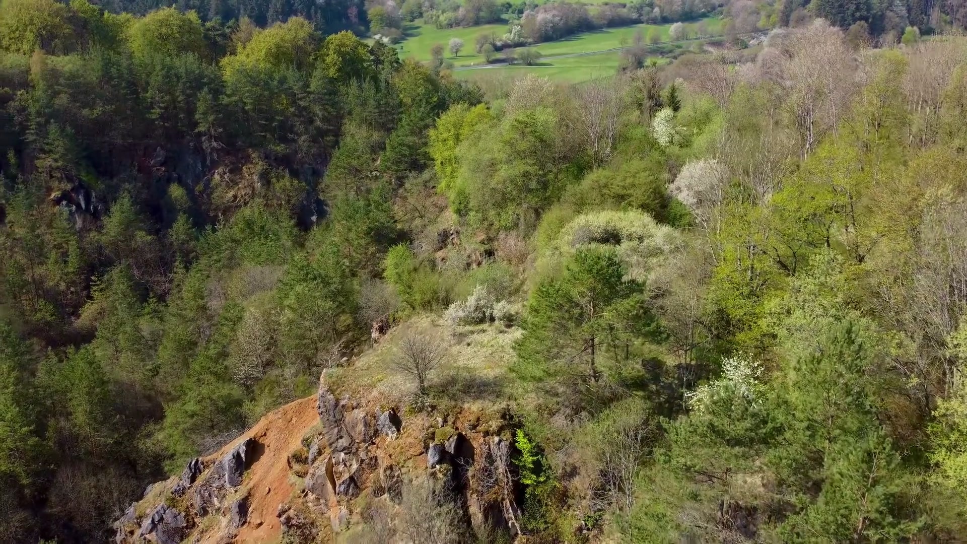 Drohnenvideo: Flug über den Steinbruch in der Umgebung des Forsthauses.
